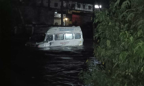 ഇടുക്കിയിൽ അതിശക്തമായ മഴ; നിർത്തിയിട്ട ട്രാവലർ ഒഴുകിപ്പോയി, കല്ലാർ ഡാമിന്റെ ഷട്ടറുകൾ മുഴുവനായും ഉയർത്തി