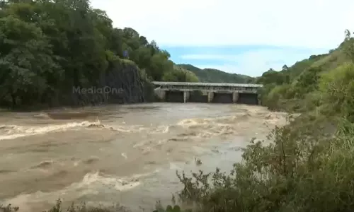 മുല്ലപ്പെരിയാറിലേത് അസാധാരണ സാഹചര്യം; ഇന്നലെ രാത്രി മാത്രം ഏഴടിയോളം ജലനിരപ്പ് ഉയർന്നു: മന്ത്രി