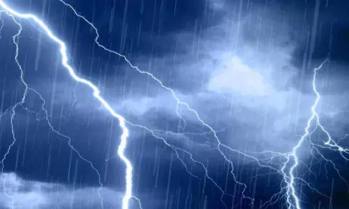 കോഴിക്കോട് നരിക്കുനിയിൽ ഇടിമിന്നലേറ്റ് യുവതി മരിച്ചു കോഴിക്കോട് നരിക്കുനിയിൽ ഇടിമിന്നലേറ്റ് യുവതി മരിച്ചു