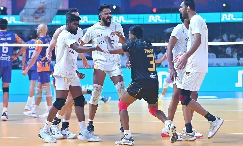 പ്രൈം വോളിബോൾ ലീഗ്; അഹമ്മദാബാദ് ഡിഫന്‍ഡേഴ്‌സിന്റെ കുതിപ്പില്‍ മുംബൈ മിറ്റിയോഴ്‌സിന് ആദ്യ തോല്‍വി