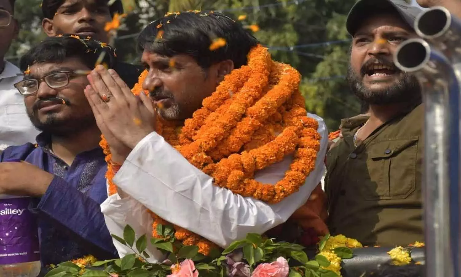സ്വതന്ത്രനായി മത്സരിക്കാൻ കൊട്ടും കുരവയുമായി കലക്ടറേറ്റിലെത്തി; ഒറ്റ ഫോൺ കോളിൽ യു ടേൺ അടിച്ച് ബിഹാറിലെ ബിജെപി നേതാവ് സ്വതന്ത്രനായി മത്സരിക്കാൻ കൊട്ടും കുരവയുമായി കലക്ടറേറ്റിലെത്തി; ഒറ്റ ഫോൺ കോളിൽ യു ടേൺ അടിച്ച് ബിഹാറിലെ ബിജെപി നേതാവ്