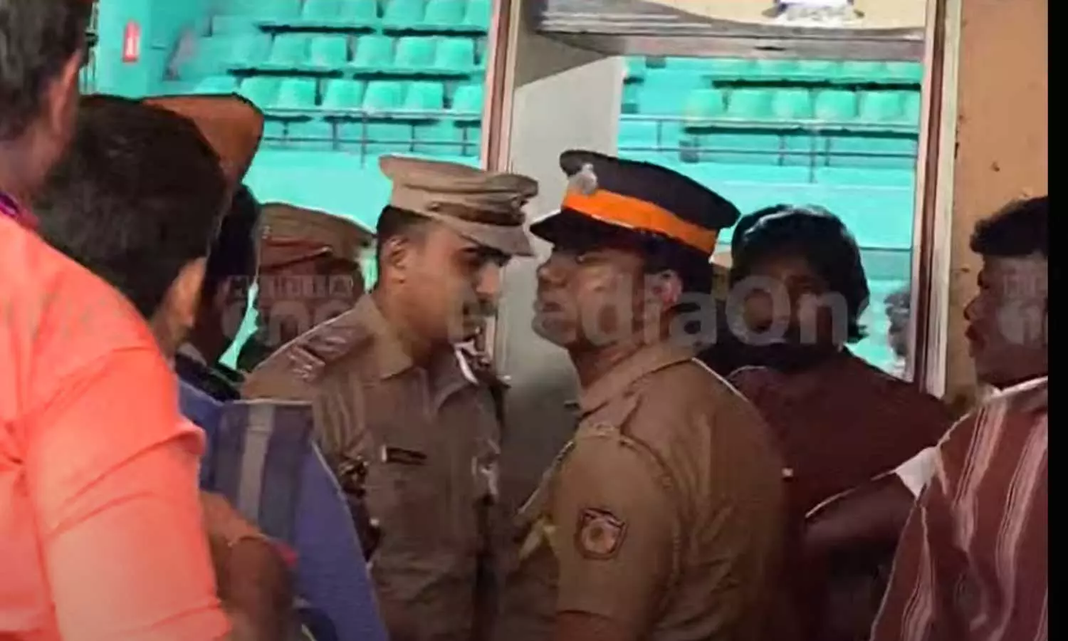 കൊച്ചിയിൽ നിരീശ്വരവാദി കൂട്ടായ്മയിൽ തോക്കുമായെത്തിയയാൾ കസ്റ്റഡിയിൽ; എസ്സൻസ് പരിപാടി നിർത്തിവെച്ചു കൊച്ചിയിൽ നിരീശ്വരവാദി കൂട്ടായ്മയിൽ തോക്കുമായെത്തിയയാൾ കസ്റ്റഡിയിൽ; എസ്സൻസ് പരിപാടി നിർത്തിവെച്ചു