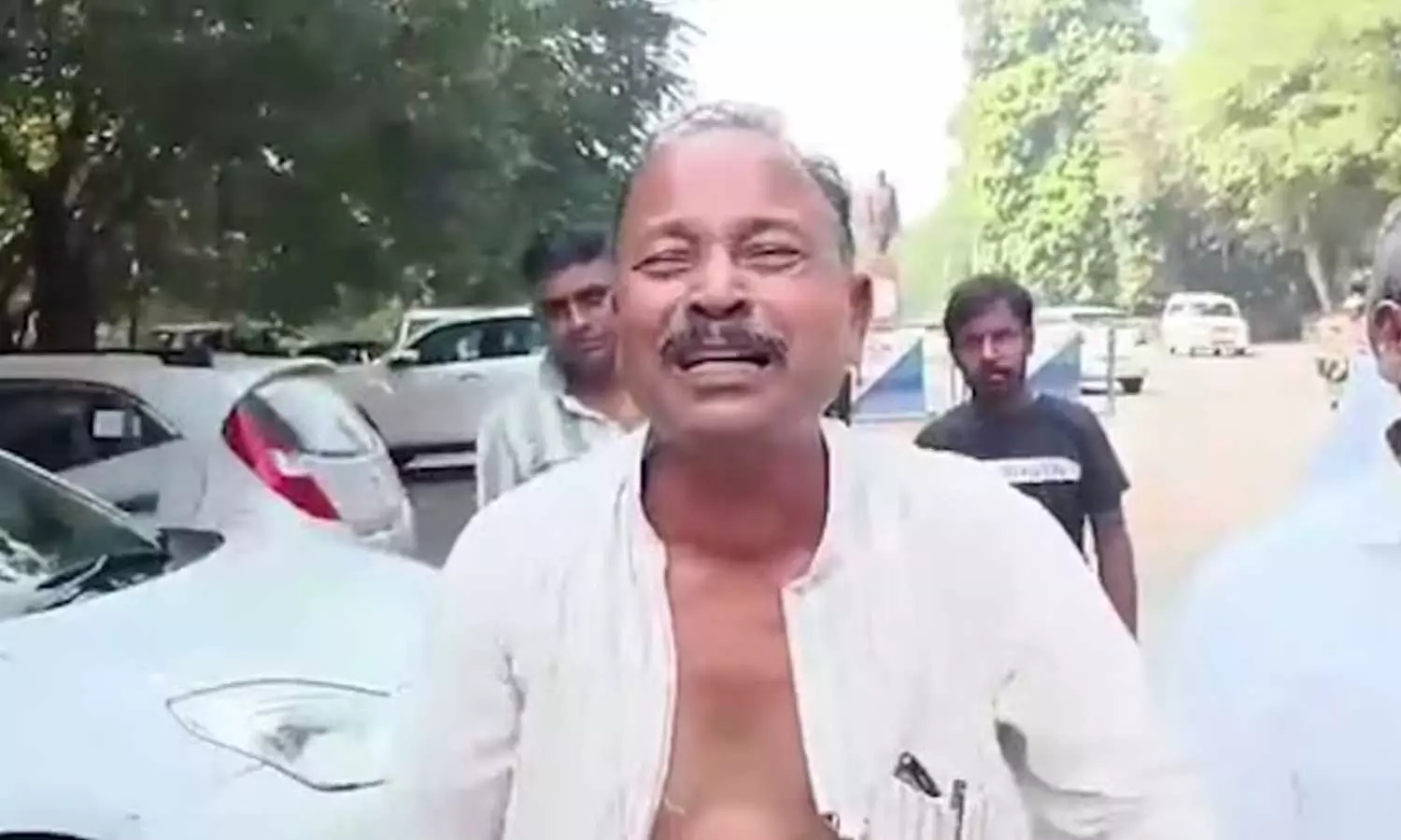 മത്സരിക്കാൻ സീറ്റ് നൽകിയില്ല, ലാലു പ്രസാദ് യാദവിന്റെ വീടിന് മുന്നിൽ കുർത്ത വലിച്ചുകീറി പൊട്ടിക്കരഞ്ഞ് ആർജെഡി നേതാവ് മത്സരിക്കാൻ സീറ്റ് നൽകിയില്ല, ലാലു പ്രസാദ് യാദവിന്റെ വീടിന് മുന്നിൽ കുർത്ത വലിച്ചുകീറി പൊട്ടിക്കരഞ്ഞ് ആർജെഡി നേതാവ്