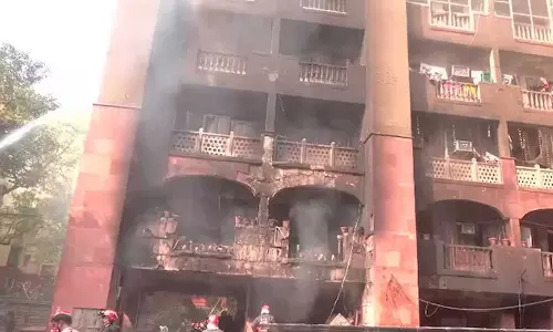 ഡൽഹി എംപിമാരുടെ ഫ്ലാറ്റിലെ തീപിടിത്തം: അപകടകാരണം പടക്കങ്ങളെന്ന് സ്ഥിരീകരണം ഡൽഹി എംപിമാരുടെ ഫ്ലാറ്റിലെ തീപിടിത്തം: അപകടകാരണം പടക്കങ്ങളെന്ന് സ്ഥിരീകരണം