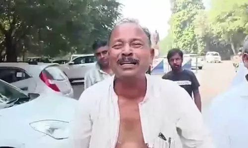 മത്സരിക്കാൻ സീറ്റ് നൽകിയില്ല, ലാലു പ്രസാദ് യാദവിന്റെ വീടിന് മുന്നിൽ കുർത്ത വലിച്ചുകീറി പൊട്ടിക്കരഞ്ഞ് ആർജെഡി നേതാവ്