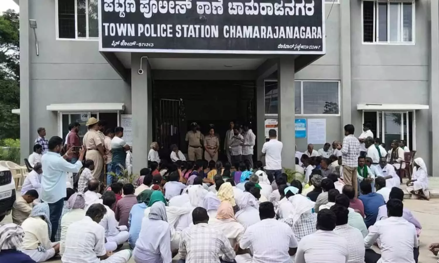 ക്ഷേത്രപ്രവേശന വിലക്ക് ചോദ്യം ചെയ്ത ദലിതന് വധഭീഷണി; 17പേർക്കെതിരെ കേസ് ക്ഷേത്രപ്രവേശന വിലക്ക് ചോദ്യം ചെയ്ത ദലിതന് വധഭീഷണി; 17പേർക്കെതിരെ കേസ്