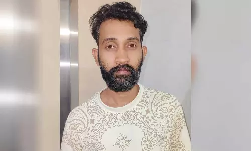 കാര്‍ ഇടിച്ചതിനെച്ചൊല്ലി  തർക്കം; തമ്പാനൂരിൽ തോക്ക് ചൂണ്ടി  ഭീഷണി മുഴക്കിയ ടാറ്റു ആര്‍ട്ടിസ്റ്റ് പിടിയില്‍