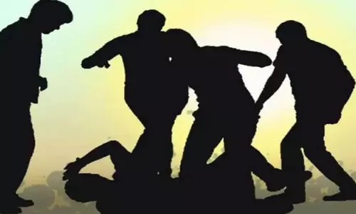 അനധികൃത ഖനനത്തെ എതിർത്തു; ദലിത് യുവാവിനെ മർദിച്ച് മുഖത്ത് മൂത്രമൊഴിച്ച് സർപഞ്ചിന്റെ മകനും സംഘവും