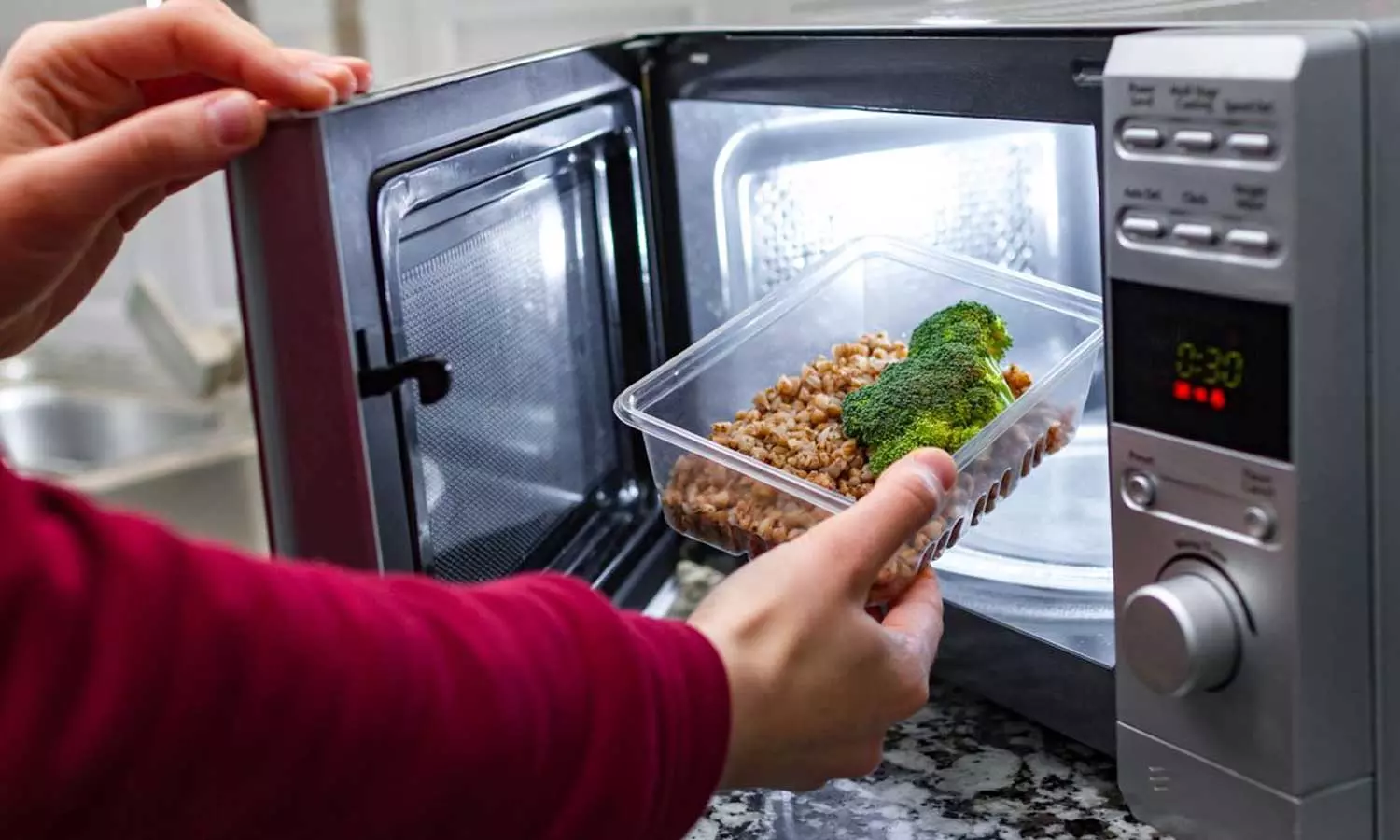 മൈക്രോവേവ് ഓവന് ഉപയോഗിച്ചാല് കാന്സര് വരുമോ? വാസ്തവമറിയാം... മൈക്രോവേവ് ഓവന് ഉപയോഗിച്ചാല് കാന്സര് വരുമോ? വാസ്തവമറിയാം...