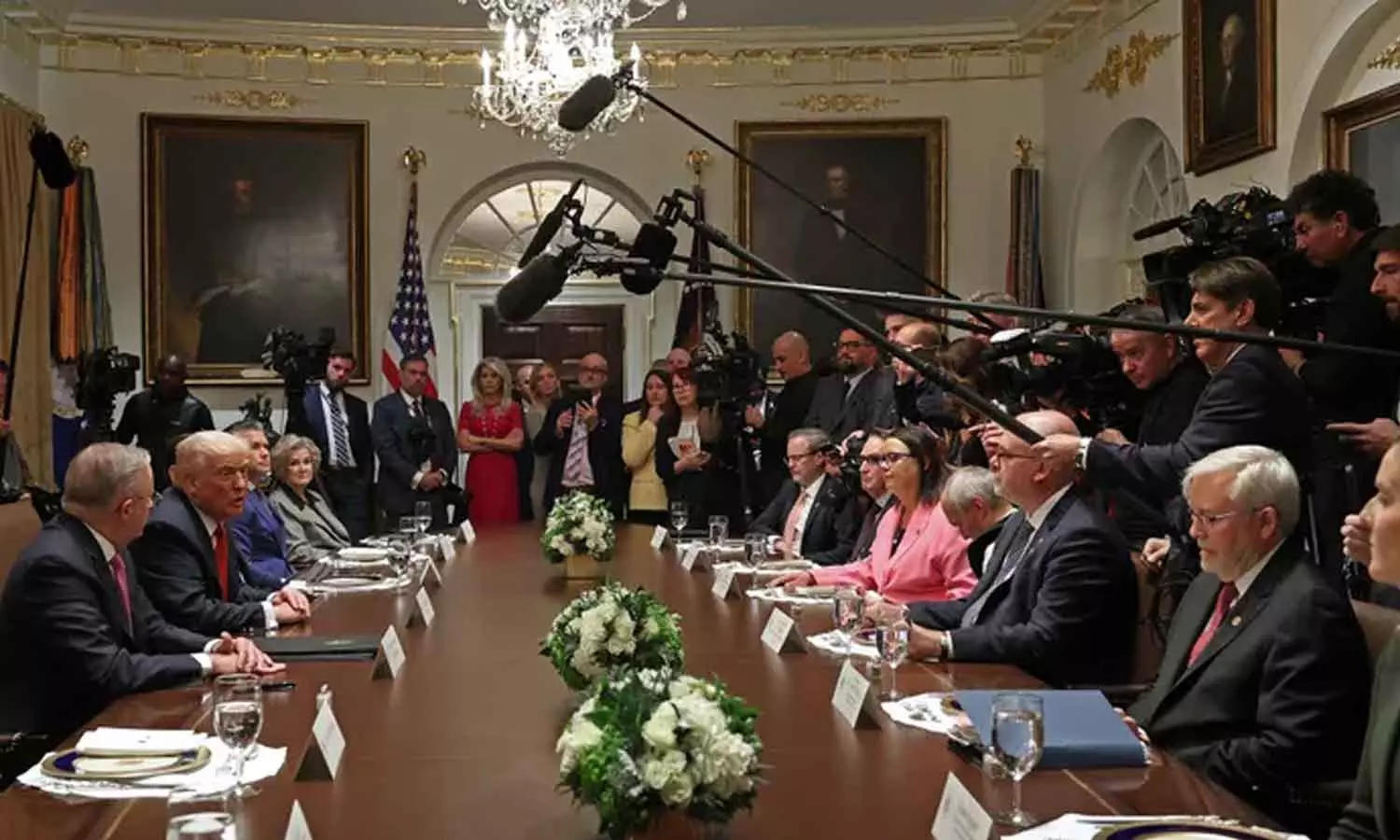 ഇതൊക്കെ ശ്രദ്ധിക്കേണ്ടെ:  400 വർഷം പഴക്കമുള്ള കണ്ണാടിയിൽ തട്ടിയതിന് ക്യാമറമാനെ ശാസിച്ച് ട്രംപ്‌