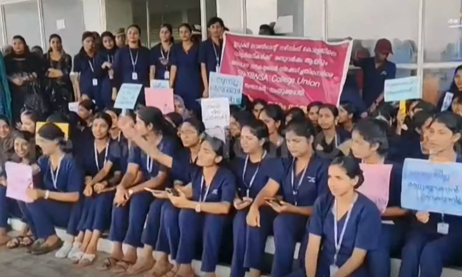 സമരം അവസാനിപ്പിച്ചില്ലെങ്കിൽ പഠിപ്പ് നിര്‍ത്തിക്കും; സമരം ചെയ്ത വിദ്യാർഥികളെ സിപിഎം ജില്ലാ സെക്രട്ടറി ഭീഷണിപ്പെടുത്തിയെന്ന് ആരോപണം