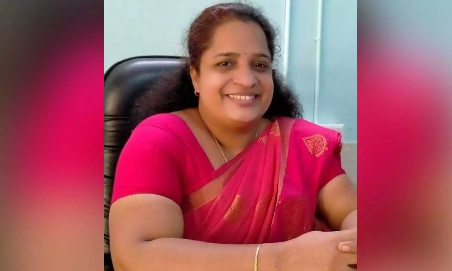 കോടതി മുറിയിൽ പ്രതികളുടെ ഫോട്ടോയെടുത്തു; സിപിഎം വനിതാ നേതാവ് കസ്റ്റഡിയിൽ