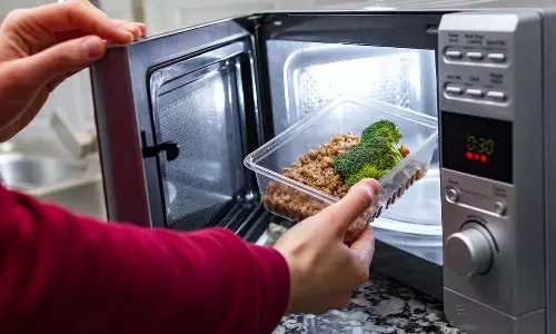 മൈക്രോവേവ് ഓവന്‍ ഉപയോഗിച്ചാല്‍ കാന്‍സര്‍ വരുമോ? വാസ്തവമറിയാം...