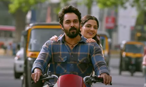 കാതൽ നദിയേ...; പെണ്ണ് കേസിലെ പ്രണയഗാനം പുറത്ത്