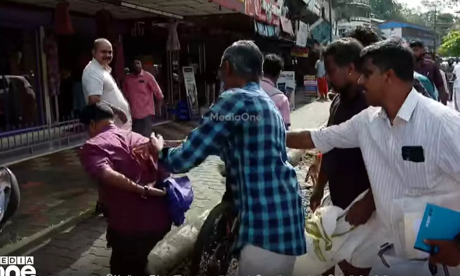 സുരേഷ് ഗോപിയുടെ വാഹനം തടഞ്ഞ് നിവേദനം നൽകാനെത്തിയ വയോധികനെ പിടിച്ച് തള്ളി BJP പ്രവർത്തകർ സുരേഷ് ഗോപിയുടെ വാഹനം തടഞ്ഞ് നിവേദനം നൽകാനെത്തിയ വയോധികനെ പിടിച്ച് തള്ളി BJP പ്രവർത്തകർ