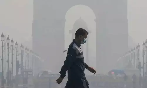 ഡല്‍ഹിക്ക് ശ്വാസം മുട്ടുന്നു; വായുമലിനീകരണം അതീവഗുരുതരാവസ്ഥയിൽ, മുന്നറിയിപ്പുമായി ആരോഗ്യവകുപ്പ്
