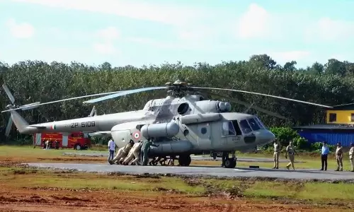 രാഷ്ട്രപതി  ഇറങ്ങിയ ഹെലികോപ്റ്ററിന്റെ ടയറുകൾ കോൺക്രീറ്റിൽ താഴ്ന്നു; പൊലീസും ഫയർഫോഴ്സും ചേർന്ന്  തള്ളിനീക്കി