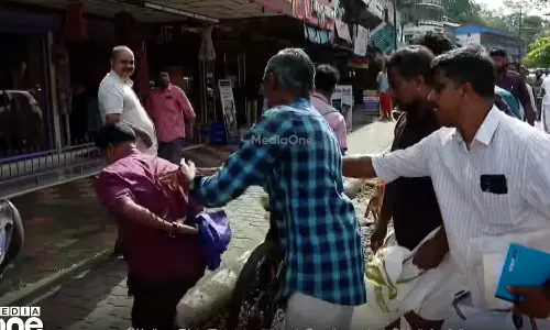 സുരേഷ് ​ഗോപിയുടെ വാഹനം തടഞ്ഞ് നിവേദനം നൽകാനെത്തിയ വയോധികനെ പിടിച്ച് തള്ളി BJP പ്രവർത്തകർ
