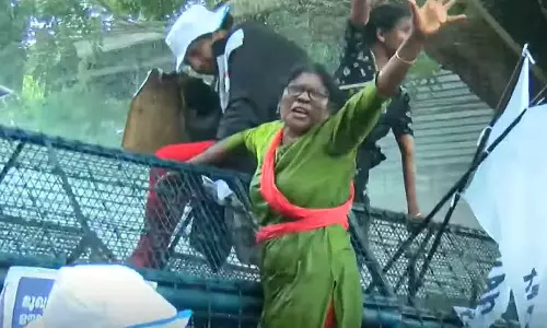 ക്ലിഫ് ഹൗസിലേക്കുള്ള ആശാ വർക്കർമാരുടെ മാർച്ചിൽ സംഘർഷം