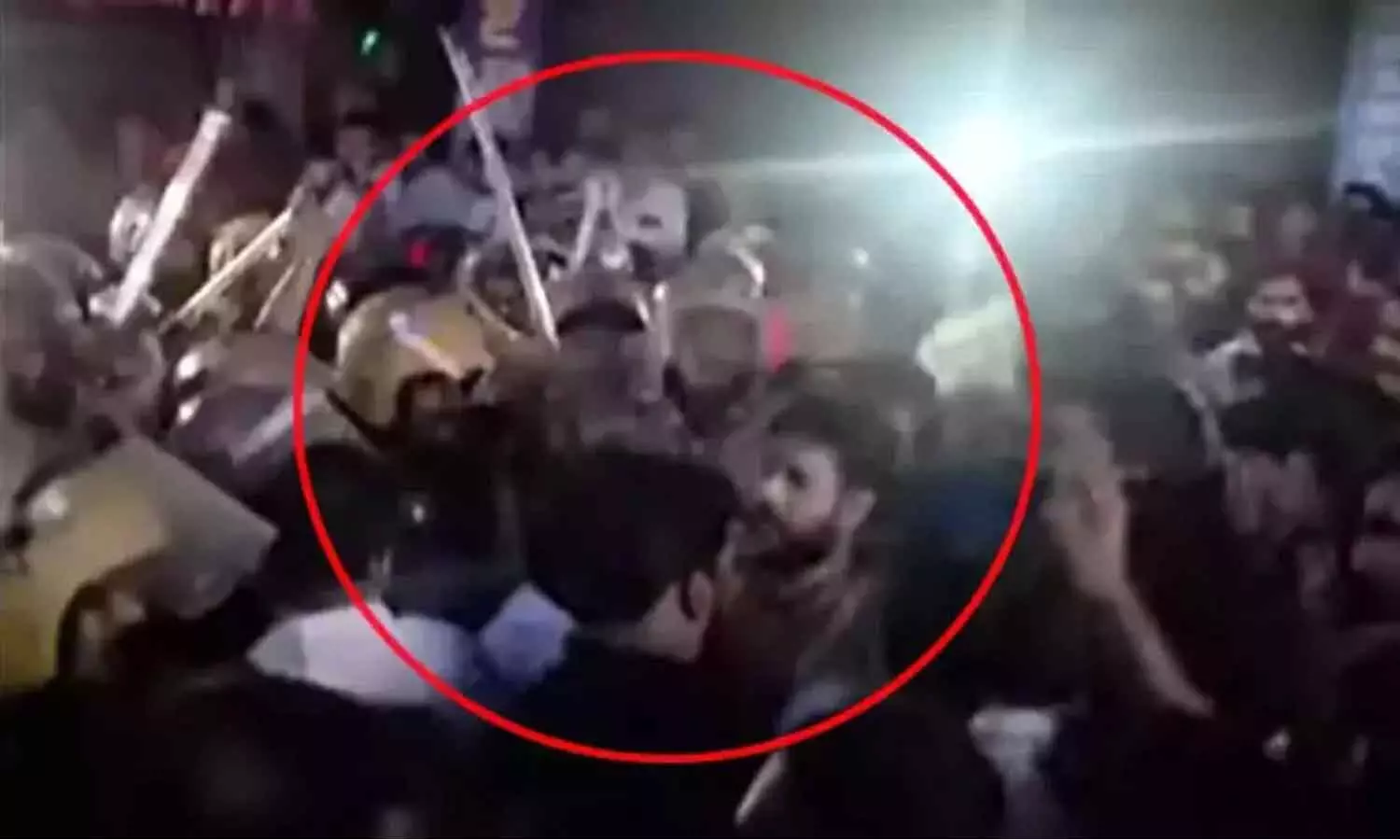 അവിടെ ഡ്യൂട്ടിയുണ്ടായിരുന്നില്ല, സര്‍വീസില്‍ നിന്നും പുറത്താക്കിയിട്ടുമില്ല: ഷാഫി പറമ്പിലിന്റെ ആരോപണം തള്ളി സിഐ അഭിലാഷ് ഡേവിഡ്‌