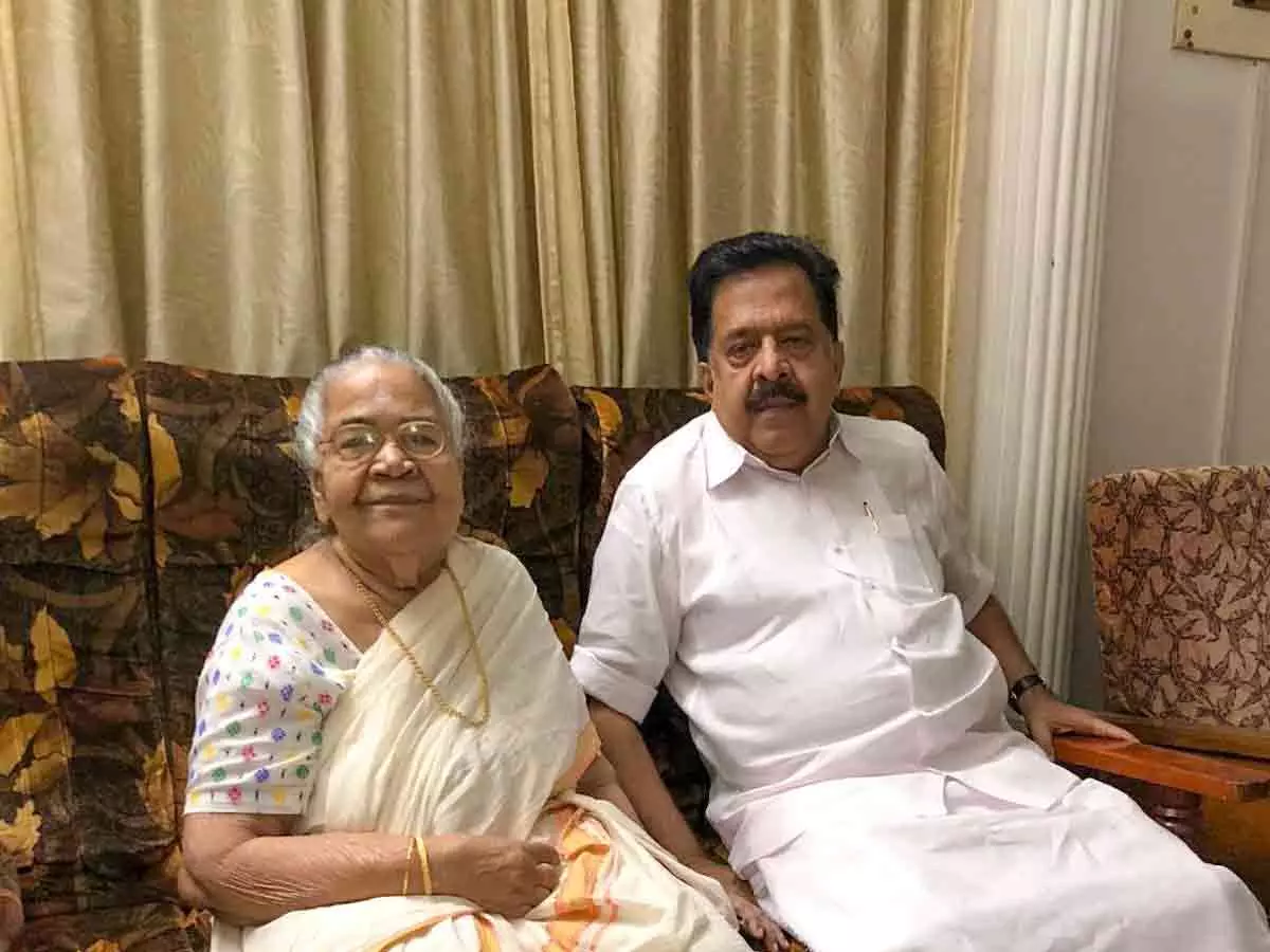 അന്നെന്ന മുറിയില്‍ പൂട്ടിയിട്ടു; പച്ചവെള്ളം തരില്ലെന്ന് കല്‍പന;  രാത്രി ജനാലയിലൊരു വളകിലുക്കം കേട്ടു അമ്മയെ കുറിച്ചുള്ള ഓര്‍മകളെഴുതി ചെന്നിത്തല