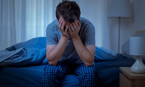 നല്ല ക്ഷീണമുണ്ട്..എന്നിട്ടും ഉറങ്ങാൻ പറ്റുന്നില്ലേ?; ഡോക്ടര്‍ പറയുന്നത് കേൾക്കൂ...