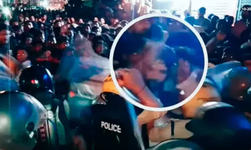 സിഐ അഭിലാഷ് ഡേവിഡിന്റെ വാദം പൊളിയുന്നു; കാക്കി ഹെൽമറ്റിട്ട പൊലീസുകാരൻ ഷാഫിയെ മർദിക്കുന്ന ദൃശ്യങ്ങൾ പുറത്ത്