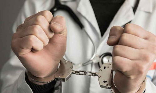 ബഹ്റൈനിലെ സൽമാബാദിൽ ലൈസൻസില്ലാതെ വീട്ടിൽ ചികിത്സ നടത്തുകയായിരുന്ന വ്യാജ ഡോക്ടർ അറസ്റ്റിൽ ബഹ്റൈനിലെ സൽമാബാദിൽ ലൈസൻസില്ലാതെ വീട്ടിൽ ചികിത്സ നടത്തുകയായിരുന്ന വ്യാജ ഡോക്ടർ അറസ്റ്റിൽ