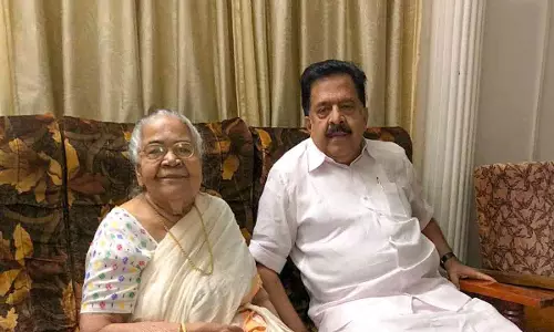 അന്നെന്ന മുറിയില് പൂട്ടിയിട്ടു; പച്ചവെള്ളം തരില്ലെന്ന് കല്പന; രാത്രി ജനാലയിലൊരു വളകിലുക്കം കേട്ടു അമ്മയെ കുറിച്ചുള്ള ഓര്മകളെഴുതി ചെന്നിത്തല അന്നെന്ന മുറിയില് പൂട്ടിയിട്ടു; പച്ചവെള്ളം തരില്ലെന്ന് കല്പന; രാത്രി ജനാലയിലൊരു വളകിലുക്കം കേട്ടു അമ്മയെ കുറിച്ചുള്ള ഓര്മകളെഴുതി ചെന്നിത്തല