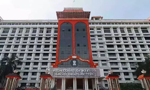 ശബരിമല മേൽശാന്തിയുടെ സഹായികളുടെ മുഴുവൻ പേര് വിവരങ്ങൾ ഹാജരാക്കണം; നിർദേശവുമായി ഹൈക്കോടതി