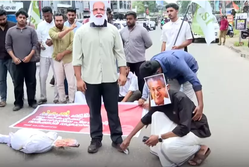 മോദിയുടെ ഷൂ തുടച്ചു കൊടുക്കുന്ന പിണറായി; പിഎം ശ്രീയിൽ എംഎസ്എഫിന്റെ പ്രതിഷേധം മോദിയുടെ ഷൂ തുടച്ചു കൊടുക്കുന്ന പിണറായി; പിഎം ശ്രീയിൽ എംഎസ്എഫിന്റെ പ്രതിഷേധം