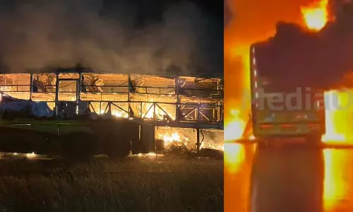 ബം​ഗളൂരു-ഹൈദരാബാദ് ദേശീയപാതയിൽ ബസിന് തീപിടിച്ചു; 25ലധികം പേർ മരിച്ചതായി റിപ്പോർട്ട്