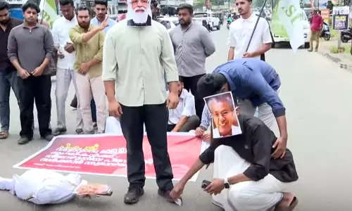 മോദിയുടെ ഷൂ തുടച്ചു കൊടുക്കുന്ന പിണറായി; പിഎം ശ്രീയിൽ എംഎസ്എഫിന്‍റെ പ്രതിഷേധം