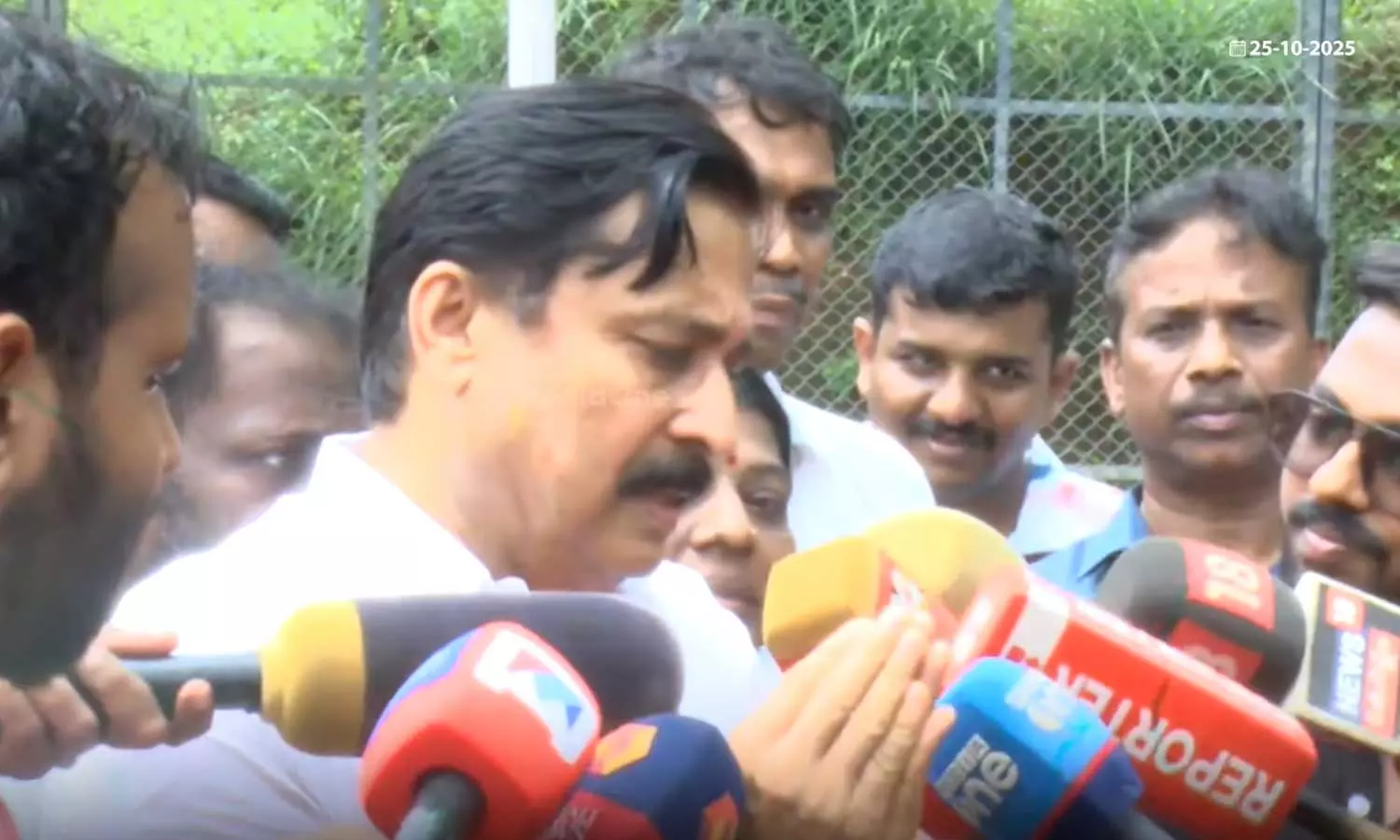 നീ ചോദിക്കുന്നതിന് ഉത്തരം പറയുന്ന ജോലി അല്ല എന്റേത്; മാധ്യമപ്രവർത്തകരോട് ക്ഷോഭിച്ച് കായികമന്ത്രി നീ ചോദിക്കുന്നതിന് ഉത്തരം പറയുന്ന ജോലി അല്ല എന്റേത്; മാധ്യമപ്രവർത്തകരോട് ക്ഷോഭിച്ച് കായികമന്ത്രി