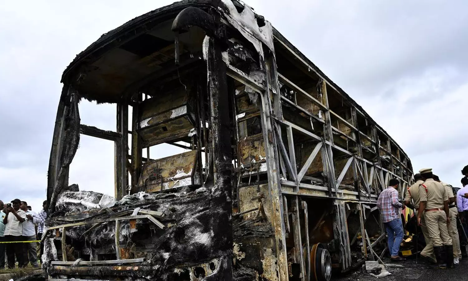 ആന്ധ്രാ ബസ് തീപിടിത്തം; അപകടം തീവ്രമാക്കിയത് ബസിലുണ്ടായിരുന്ന 234 സ്മാർട്ട്‌ഫോണുകൾ