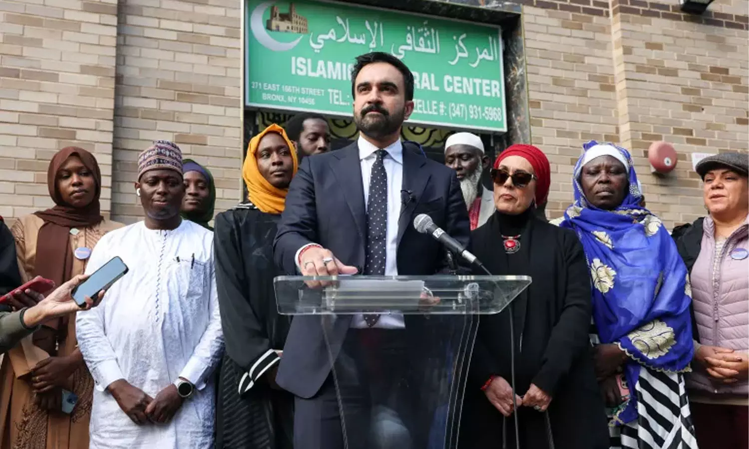 ന്യൂയോർക്കിൽ മുസ്ലിമാകുക എന്നാൽ അനാദരവ് പ്രതീക്ഷിക്കലാണ്; വംശീയ അധിക്ഷേപങ്ങൾക്ക് മറുപടിയുമായി മേയർ സ്ഥാനാർഥി സൊഹ്റാൻ മംദാനി ന്യൂയോർക്കിൽ മുസ്ലിമാകുക എന്നാൽ അനാദരവ് പ്രതീക്ഷിക്കലാണ്; വംശീയ അധിക്ഷേപങ്ങൾക്ക് മറുപടിയുമായി മേയർ സ്ഥാനാർഥി സൊഹ്റാൻ മംദാനി