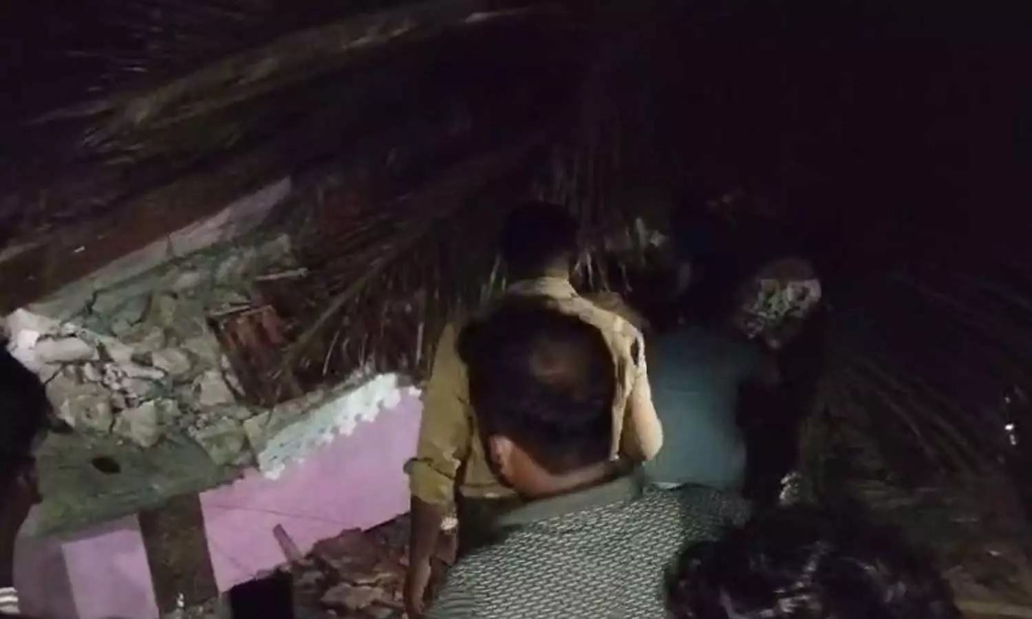 ഇടുക്കി അടിമാലിയിൽ വീടുകൾക്കു മുകളിലേക്ക് മണ്ണിടിഞ്ഞു