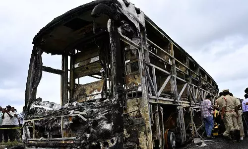 ആന്ധ്രാ ബസ് തീപിടിത്തം; അപകടം തീവ്രമാക്കിയത് ബസിലുണ്ടായിരുന്ന 234 സ്മാർട്ട്‌ഫോണുകൾ