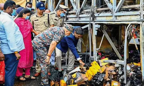 കുർനൂൽ ബസ് അപകടം; യഥാർത്ഥ വില്ലൻ മൊബൈൽ ഫോൺ ബോക്‌സുകളോ? അപകടസമയത്ത് ബസിനകത്ത് ഉണ്ടായിരുന്നത് 400 മൊബൈൽ ഫോണുകളടങ്ങിയ ബോക്‌സ്