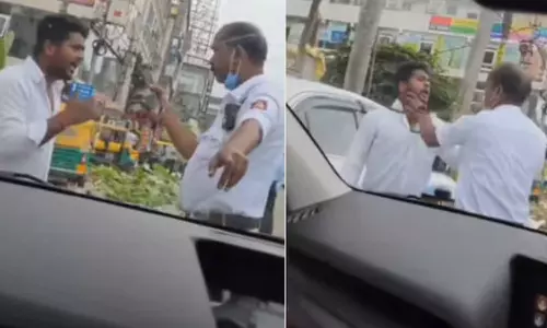 പാർക്കിങ്ങിനെ ചൊല്ലി തർക്കം; കോളറിൽ പിടിച്ച് പൊലീസ്, തിരിച്ചു പിടിച്ച് ഡ്രൈവർ; വീഡിയോ