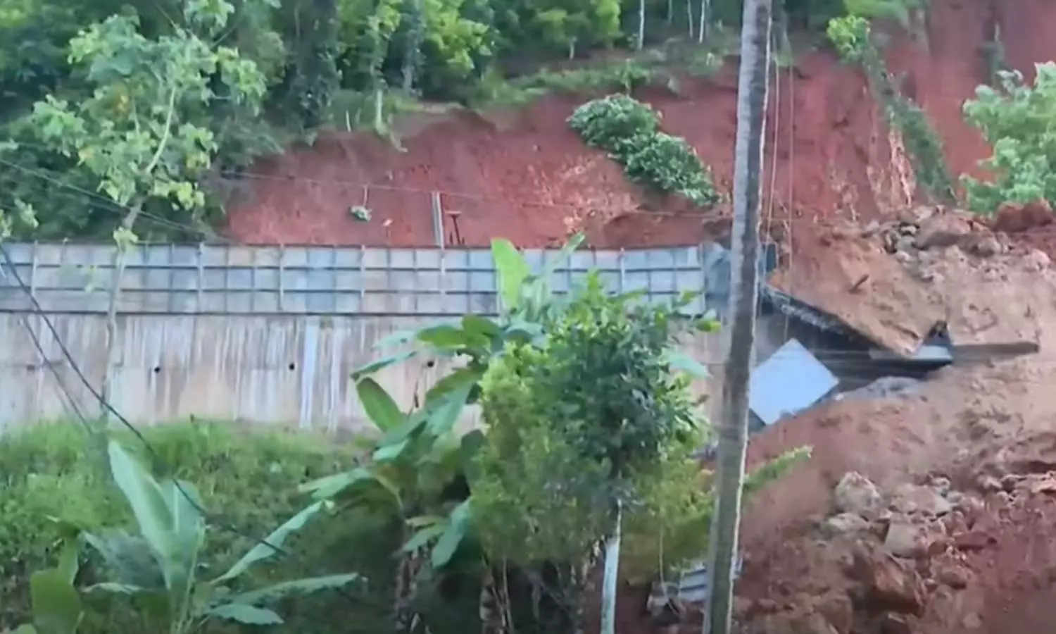 അത്രേം പൊക്കത്തിൽ നിന്നാണ് മണ്ണിടിഞ്ഞ് വന്നത്, അപകടമുണ്ടായിട്ടും തിരിഞ്ഞുനോക്കിയില്ല; ദേശീയപാത അതോറിറ്റിക്കെതിരെ നാട്ടുകാർ അത്രേം പൊക്കത്തിൽ നിന്നാണ് മണ്ണിടിഞ്ഞ് വന്നത്, അപകടമുണ്ടായിട്ടും തിരിഞ്ഞുനോക്കിയില്ല; ദേശീയപാത അതോറിറ്റിക്കെതിരെ നാട്ടുകാർ