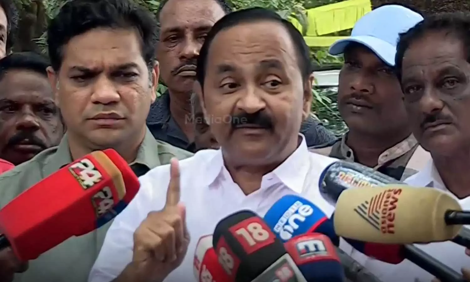 പത്താംതീയതി അമിത് ഷായുടെ വസതിയിൽ എന്ത് ഡീലാണ് സംഭവിച്ചത്? കൂടെയുള്ള മന്ത്രിമാരോട് എന്ത് കള്ളത്തരമാണ് കാണിക്കുന്നത് വി.ഡി സതീശൻ