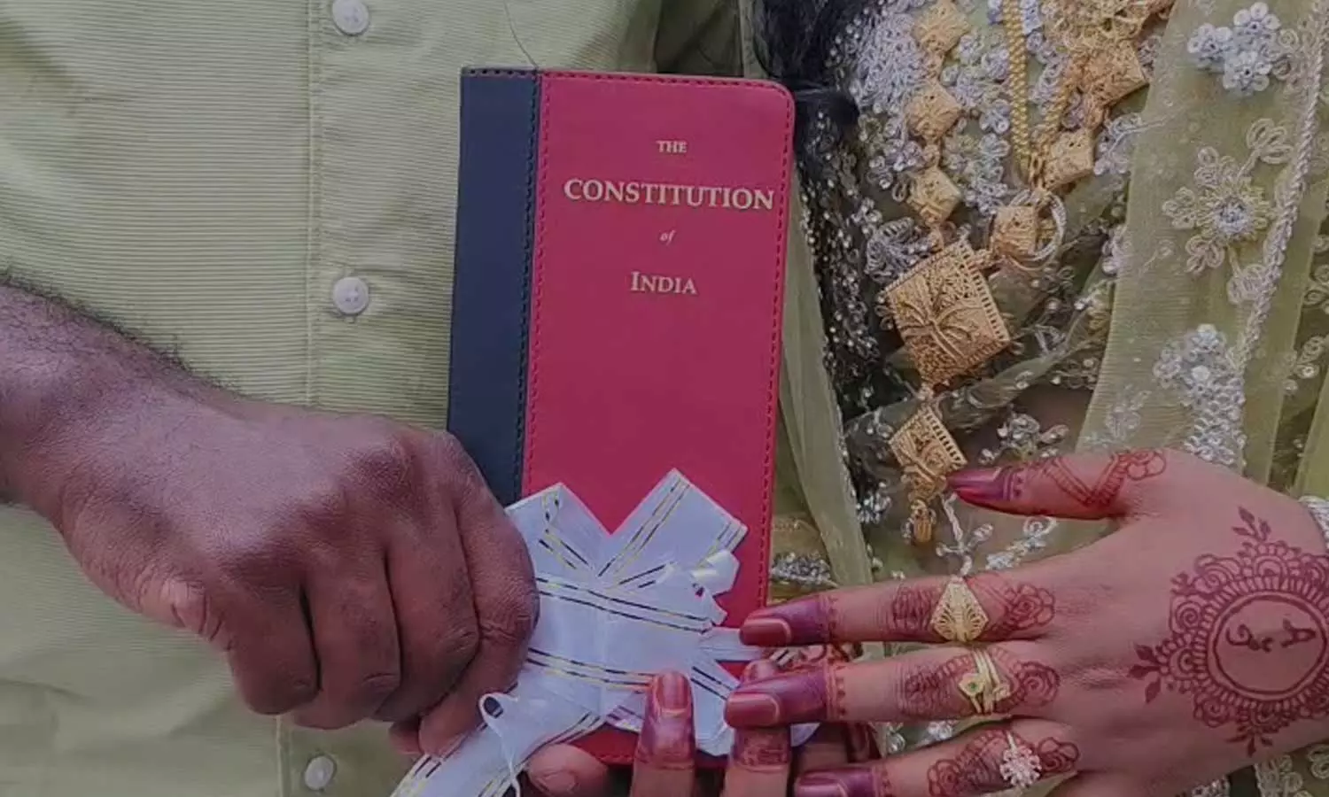 ഭരണ ഘടന കൈമാറി, ദേശീയ ഗാനത്തോടെ അവസാനിപ്പിച്ചു; വ്യത്യസ്തമായൊരു വിവാഹം