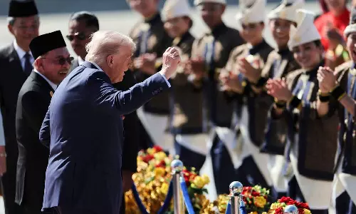 താളത്തിനൊത്ത് ചുവട് വെച്ചും പതാക വീശിയും ട്രംപ്: ആസിയാൻ ഉച്ചകോടിക്കെത്തിയ ദൃശ്യങ്ങൾ വൈറൽ