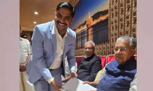 കണ്ണൂർ ജില്ലക്കാരുടെ സലാലയിലെ കൂട്ടായ്‌മയായ കണ്ണൂർ സ്ക്വാഡ്‌ മുഖ്യമന്ത്രിക്ക്‌ നിവേദനം നൽകി