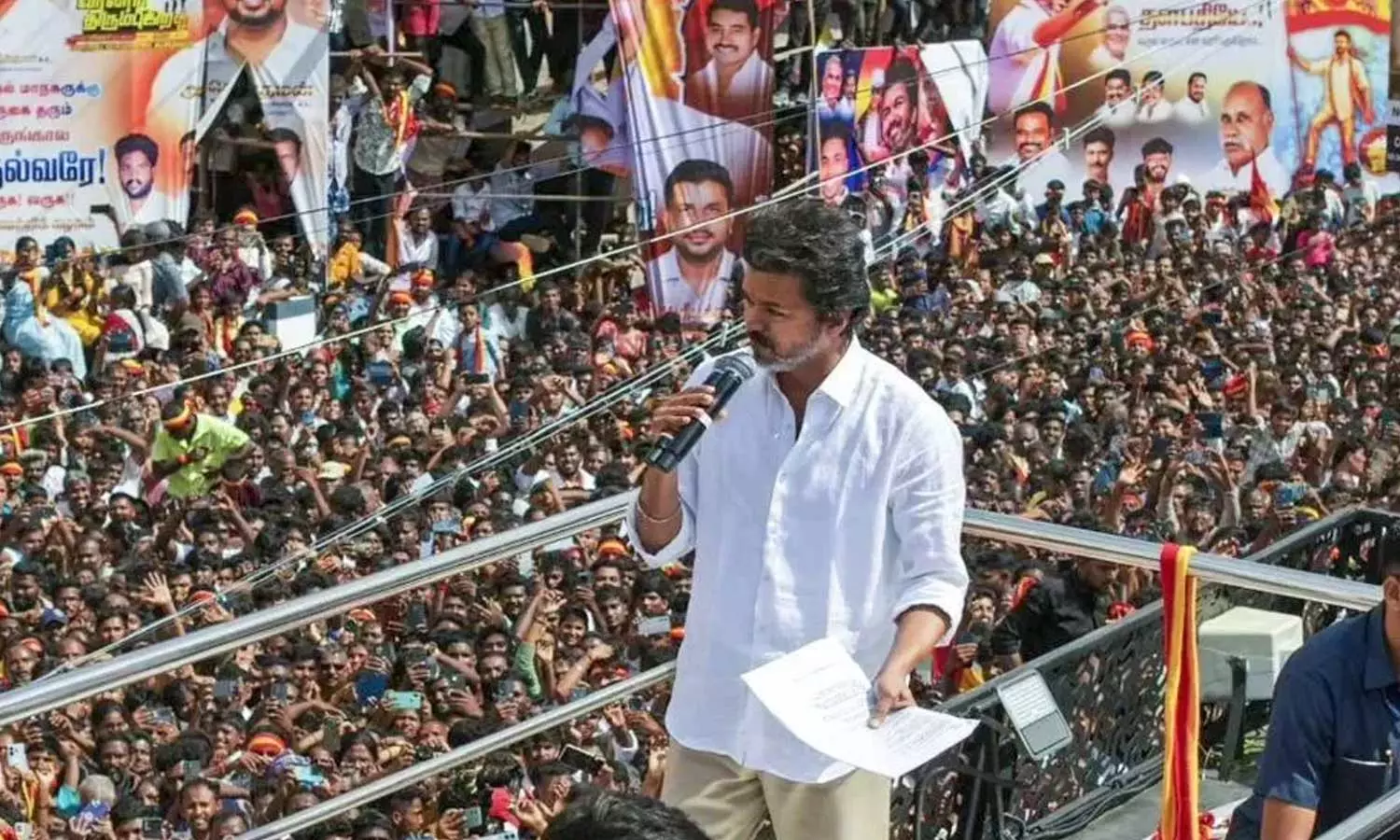 കരൂര്‍ ദുരന്തത്തില്‍ മരിച്ചവരുടെ കുടുംബങ്ങളെ സ്വകാര്യ     റിസോര്‍ട്ടിലേക്ക് വിളിപ്പിച്ച് നടന്‍ വിജയ്; സമ്മതമറിയിച്ചത് പകുതി പേര്‍ മാത്രം