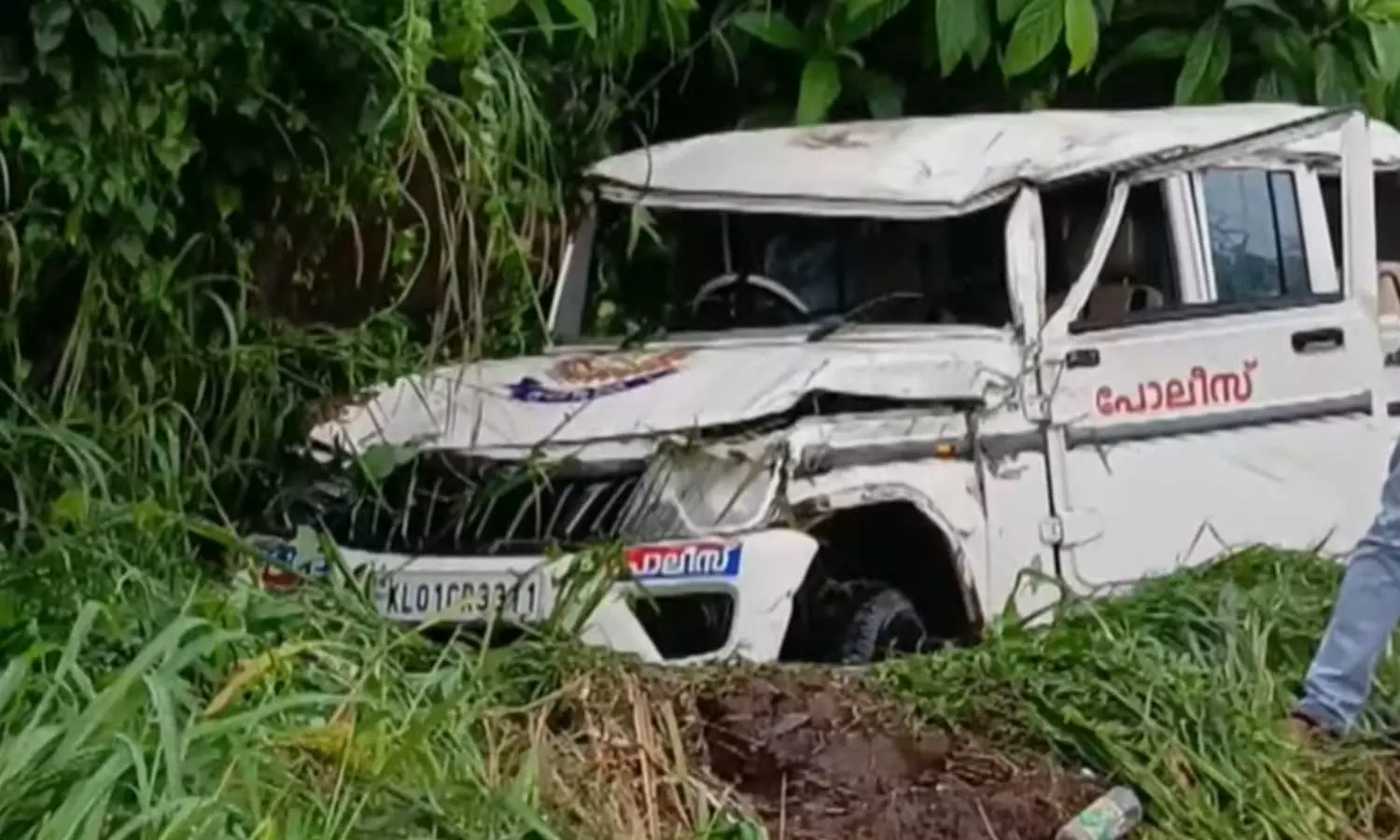 തൃശൂരിൽ പൊലീസ് ജീപ്പ് മറിഞ്ഞ് ഡിവൈഎസ്പി ബൈജു പൗലോസിന്റെ കൈയൊടിഞ്ഞു തൃശൂരിൽ പൊലീസ് ജീപ്പ് മറിഞ്ഞ് ഡിവൈഎസ്പി ബൈജു പൗലോസിന്റെ കൈയൊടിഞ്ഞു