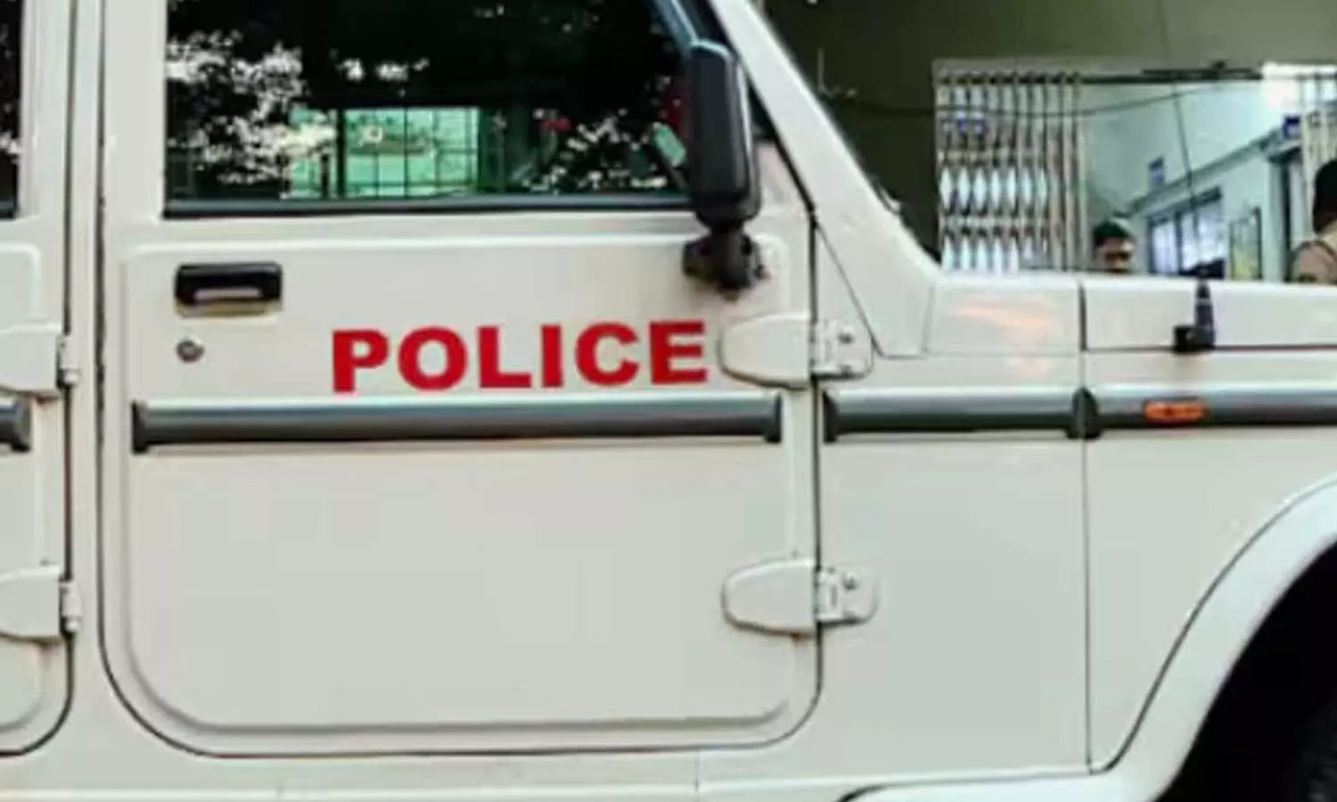 കൊടുങ്ങല്ലൂരിൽ യുവാവിനെ ക്രൂരമായി മർദിച്ച് ജനനേന്ദ്രിയം മുറിച്ചു; കാഴ്ച നഷ്ടപ്പെടുത്തി, പ്രതികള്ക്കായി അന്വേഷണം ഊര്ജിതം കൊടുങ്ങല്ലൂരിൽ യുവാവിനെ ക്രൂരമായി മർദിച്ച് ജനനേന്ദ്രിയം മുറിച്ചു; കാഴ്ച നഷ്ടപ്പെടുത്തി, പ്രതികള്ക്കായി അന്വേഷണം ഊര്ജിതം