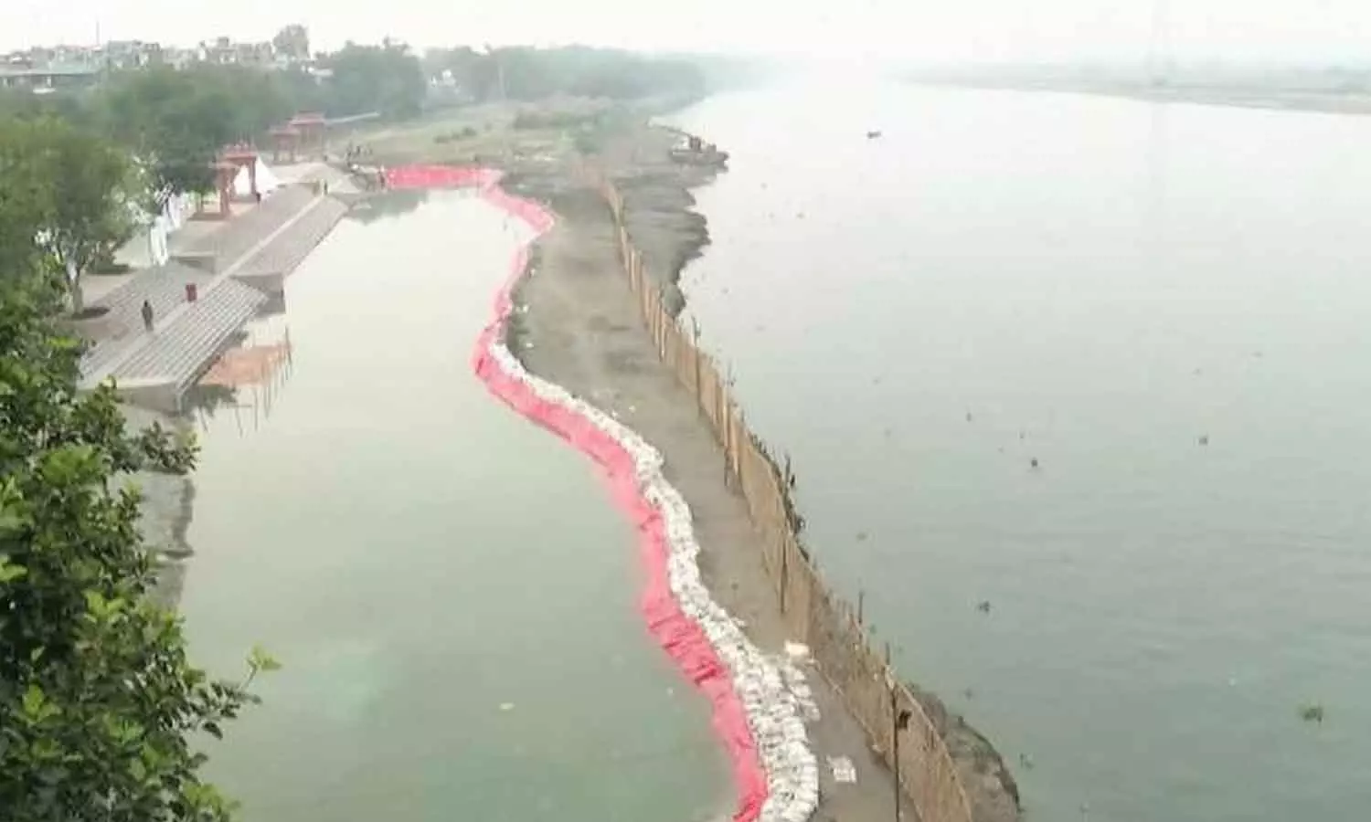 മലിനജലത്തിൽ സ്നാനം ചെയ്യാന്‍ പറ്റില്ല; മോദിക്കായി യമുനാ തീരത്ത് ‘വ്യാജ യമുന, ബിജെപിക്കെതിരെ എഎപി