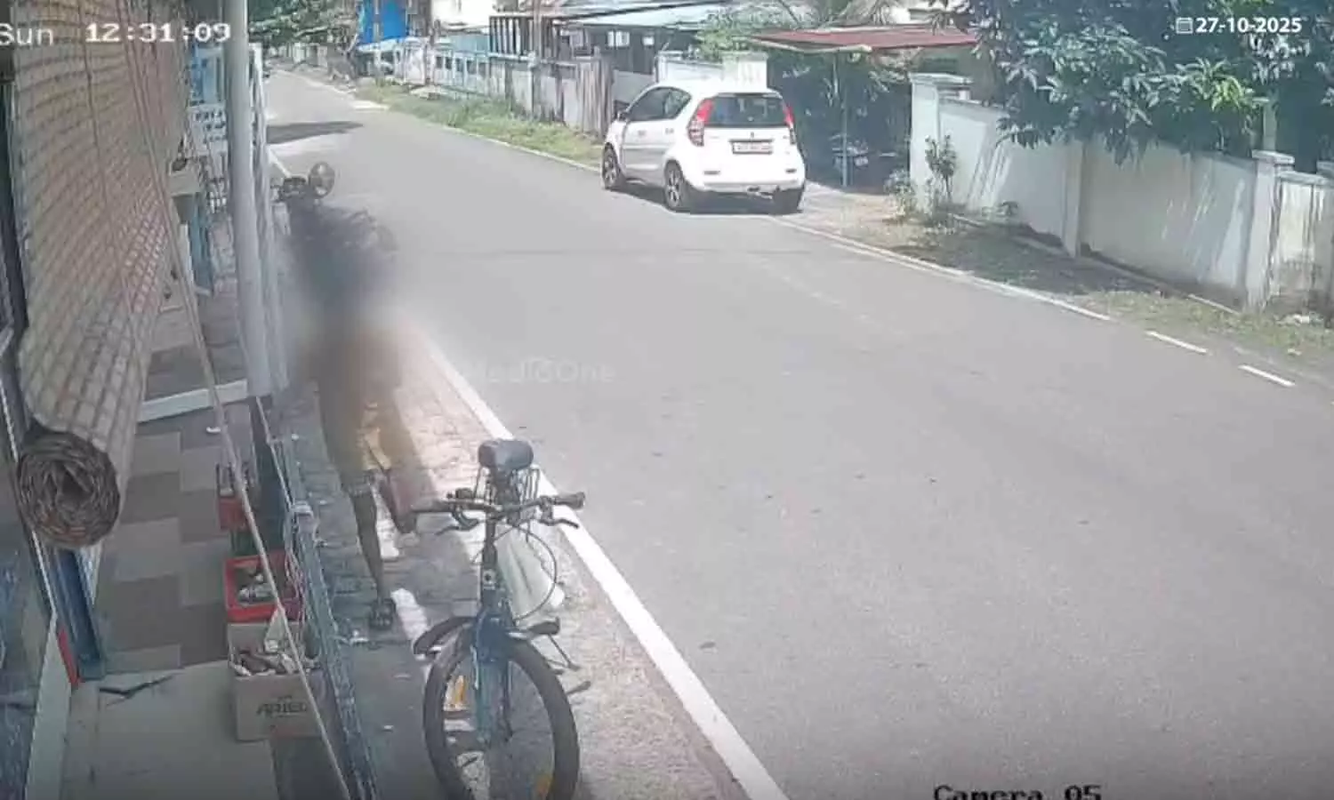 ഐസ്‌ക്രീം തൊണ്ടയിൽ കുടുങ്ങിയ കുഞ്ഞിന് രക്ഷകനായി സൂപ്പർമാർക്കറ്റ് ഉടമ